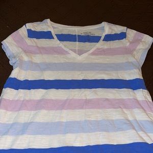 Woman’s short sleeve Gap shirt